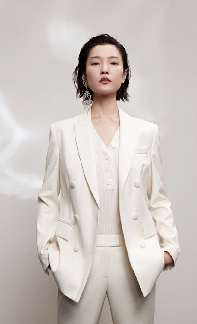 杜鹃 | 杜鹃昨天参加电影《如影随心》发布会,一袭白色西装的她,优雅