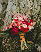 婚礼花艺灵感之浓彩、漂亮的秋季风格手捧花 : 秋季是多彩的季节，也是成熟的季节，各种多彩的树叶、漂亮的鲜花和红色的浆果打造出秋季特有风格的新娘手捧花。