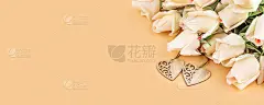 美丽的玫瑰花束与木制装饰心在一个柔和的背景与复制空间。节日礼物，生日，婚礼，情人节，妇女节。贺卡。平