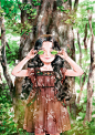  【韩国插画家Aeppol 的「森林女孩日记」系列插画】
—— 夏天的阳光太强烈，做个清凉的叶子太阳镜…问题是什么也看不见喔！ 
