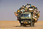 【求生之旅】行经泰内雷沙漠的移工们从家乡利比亚远道而来至尼日。照片摄于尼日阿加德兹附近。 Photograph by Jørgen Johanson  我喜欢看「国家地理每日精选」 http://dili.bdatu.com/down/ 