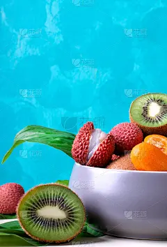 什锦热带水果在绿松石的背景。本空间