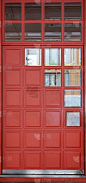 红色紧闭的木门和玻璃窗户