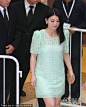 日前，李湘出席品牌代言活动。李湘身穿淡绿色蕾丝裙现身，身材十分圆润，一路上都有工作人员为其引路，并小心护驾。李湘11日发微博自爆已怀孕，看起来出席活动的时候也是处处小心。


