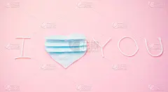 题字、文字“我爱你”用蓝心做成，用医用口罩切成片。情人节。创意贺卡的节日。冠状病毒大流行,covid