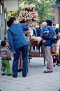 80年代北京历史老照片：89年代的北京街头，卖糖葫芦串的小贩，正宗的北京糖葫芦