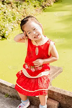 小女孩穿着中式服装过春节