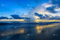 黎明的太阳平静的海面