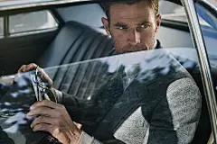 《Kingsman》也就是《王牌特工》，这部英国绅士版的特工电影里面优雅的西装，成为吸引眼球的一大亮点。Mr Porter再次联手Kingsman推出新一期的型录，不禁觉得像电影的宣传海报。就如电影里的主人公Taron Egerton一般，街头混混与绅士特工间的距离只是一套精致西装。