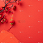 以中国农历新年为背景设计概念，以红梅和节日装饰。