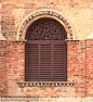 老木拱门窗
Old Wooden Arch Window