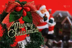 圣诞贺卡上有圣诞树和圣诞老人