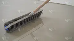 自流平地板上的木炭滚轮。木炭辊。耐磨地坪的工具。自流平环氧树脂。用水泥地面的混合物弄平