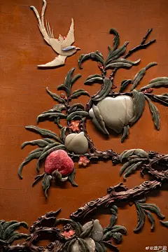 故宫收藏的清代紫檀木边框百宝嵌三多图画对挂屏，此套挂屏在漆地上以漏鵝木嵌出树干。中堂挂屏以百宝嵌做出桃实九枚，旁飞绶带鸟一双，树下灵芝、湖石。

两侧挂对以各色玉石雕嵌佛手、石榴、寿石、花卉等物。色彩丰富，工艺细腻。清代常以&quot;三多图&quot;寓意多子、多福、多寿的美好期盼，石榴代表&quot;多子&quot;，佛手代表&quot;多福&quot;，寿桃、灵芝、寿石、绶带鸟等代表&quot;多寿。