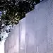 广州星河东悦湾

这一城市剪影景墙，与外界形成视线隔离，使整体参观流线不易受到干扰。

独特景墙设计，在立面上突破常规，白色波纹铝板简约现代而有流动感，使空间得以延展。又通过特别的设计手法，丰富立面效果，使视觉上形成交错感，加上墙边异形树池与景墙相配合，宾至如归之感油然而生