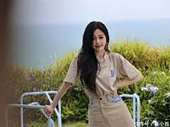 &lt;p&gt;尤其是将卡其色短袖衣摆塞进同色系短裙裙腰中这一穿法，可以说是非常“有心机”。&lt;/p&gt;