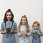 英国一个妈妈Dominique，经常带着两个女儿Amelia (10岁) 和 Penny（3岁）拍摄母女三人亲子照，“有其母必有其女”系列，也是温馨萌（ins:allthatisshe） ​​​​