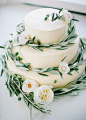 自然清新的白绿色系婚礼灵感，清新与纯洁的简单誓约+来自：婚礼时光——关注婚礼的一切，分享最美好的时光。#绿叶婚礼蛋糕#