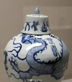                                                                                                         【黄清华老师朋友圈】
  前日在河南博物院看到来自周宪王陵出土的一个梅瓶盖，深感眼熟，回来想起来，原来与日本大阪市立东洋陶瓷美术馆收藏的【洪武 青花云龙纹春寿梅瓶】的盖子同出一窑，由此可以推测当年，该处开封朱仙镇周宪王陵当年陪葬可是存在同款的春寿梅瓶，可惜后来，盖与瓶身散失。另一个周 ​​​​...展