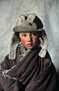 [不一样的童年—Steve McCurry摄影作品] Steve McCurry，美国纪实摄影师，1950年出生，1986年加入马格南图片社。McCurry对异域文化很感兴趣，并且喜欢探险，喜欢彩色，但却很少使用闪光灯，他追求的即是最真实的色彩。游历过很多地方，经历过许多国家的不同风俗文化和不同信仰，而孩子是反应现实社会最真实、最清澈的一面镜子，孩子们也很乐意配合，把最自然的一面展现出来。McCurry曾说过：“对我来说，一张作品最重要的特质在于独立性，只需一张照片，便能带给......