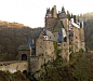 埃尔兹城堡(Eltz Castle)是德国境内最漂亮同时也是保护最完整的中世纪城堡，坐落在德国城市科布伦茨和特里尔之间摩泽尔河（Moselle River）畔的山丘之上。