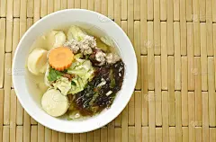 水煮蛋豆腐与碎猪肉和白菜浇头紫菜汤