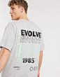 这包含一张图片： New Look oversized evolve 正面和背面灰色印花 T 恤 |  ASOS