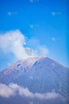 2018年7月，在上次熔岩喷发几周后，阿贡火山冒出了浓烟和云层。