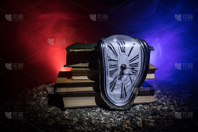 扭曲柔软的钟在木凳上融化，萨尔瓦多·达利的永恒记忆