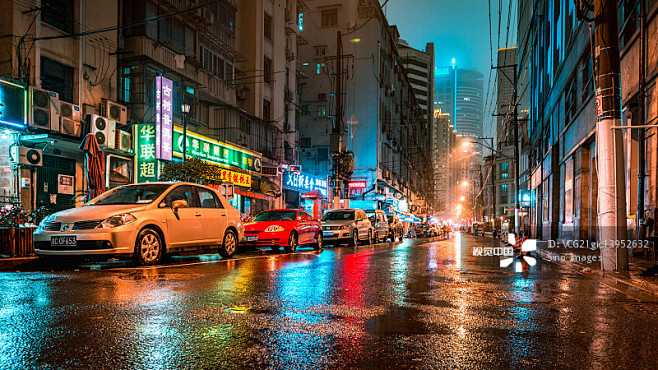 上海雨后街道夜景