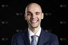 微笑的西装男