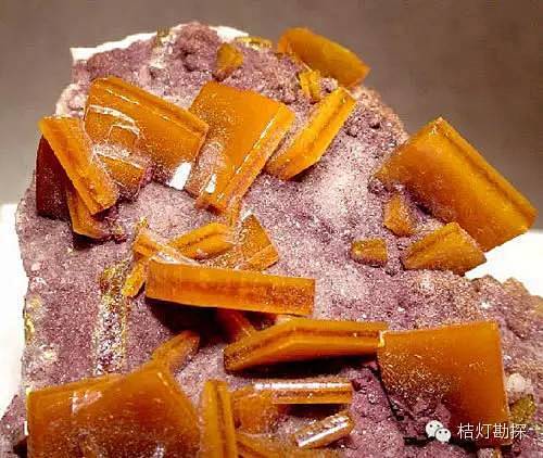 钼铅矿 是提取钼的比较重要的来源，也是常见的钼矿物。它是一种铅钼酸盐矿物，产于铅和钼的氧化带中。钼铅矿一般结晶成为带有斜面的方形薄板，具有松脂 ...