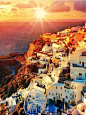 Santorini, Greece(by DaniCaspi)。希腊圣托里尼。爱琴海最迷人的地方非圣托里尼岛莫属，它总是这样出现在诗句中：美丽的圣托里尼，有世界上最美的落日，最壮阔的海景；天地间蓝与白的相知相间，蓝得彻底，白得耀眼。让艺术家惊叹，让摄影家痴迷，让旅人神魂颠倒。