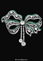  蝴蝶结[心] 扒一下图1，约1910年卡家的钻石、红宝石、珍珠胸花。从1900年至1914年，卡地亚从法国凡尔赛宫中汲取灵感，将花卉、花环、花圈、飘带、蝴蝶结和流苏从18世纪的图案书籍“翻译”成Garland Style（花环风格）的珍贵珠宝，由于技术自由和创新的铂金工艺，使得宝石的光芒被更完美的呈现 