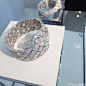 在Signature de Chanel 珠宝展上，看到了香家第一支自行研发机芯的男表——Monsieur de Chanel，融入了狮子图腾，五芒星，芳登广场形状等Chanel经典元素。力着简洁的美，分两种材质，第一批产量全球只有300支，售价27万起。@北坤人素材