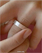 【最浪漫的"marry me"】暗藏信息的戒指——每个戒指里面都藏有不同的话，只需带几分钟，暗藏的信息就印在了手上！谁说戒指一定要豪华？创意才是王道@YongQu