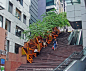 【创意台阶坐凳】项目位于香港，该公共装置被称为“Cascade”，非对称的网格化设计为爬楼梯的行人提供了不同类型的坐凳以供休憩和交流，该项目旨在挖掘城市潜在的公共空间将之转换为充满活力的以公众为中心的空间，满足市民的日常需求和社会需求(More in App)@妙宇星空 @F伯爵 @AUPer @芦玉铭 @郁枫YF ​​​​