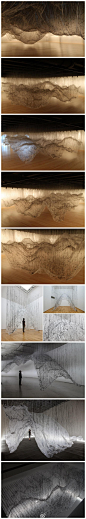 omom网：莱斯大学艺术画廊展出日本艺术家Yasuaki Onishi的特点站点装置“Reverse of Volume”。 半透明的塑料薄膜，黑色胶水，钓鱼线 ---创建出宛如漂浮在空中的山或云的景观。 最后的对象呈现明晰，让人只记得塑料布的形式。 艺术家认为这个雕塑作品是一个“负空间”，让人冥想或者进入空白状态。