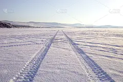 贝加尔湖积雪上的卡车轮胎印