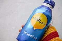  三得利GOKURI 西柚 」这个系列加入了果肉，果味都挺浓郁的。水蜜桃比较红，但过于甜美了，还是更喜欢这款带西柚的。
非常自然的味道，细细的果肉，饱含着果汁，满口酸酸甜甜的味道，最特别的是回味中还带着一丝丝柚子皮的清苦。好喜欢。
