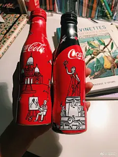 Opera地铁站被整个可口可乐的广告包住 小小插画放大整个空间的视觉效果让生活都可爱起来了～回家的地铁上依旧画速写 10站的距离一分钟就过去了 2法国·巴黎 ​​​​