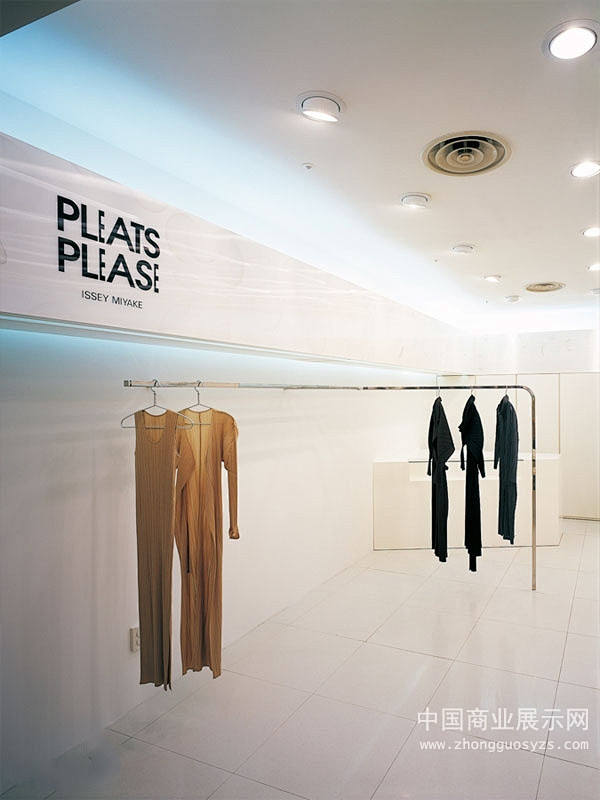 日本Pleats Please服装店店面...