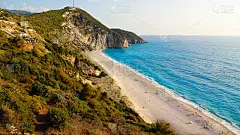 白色的海滩和蓝绿色的大海