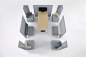 人人小站-括号沙发（Brackets）同样是日本Nendo设计工作室带来的设计 ，它是一款办公用的沙发 ，由六个座位和一张桌子组成。利用这种#模块#化的单元组合的灵活性，你可以将括号沙发摆出各种各样的空间或造型：其1.4米的超高靠背可以对外围的声音起到一定的抑制和缓冲作用，并阻隔视线围蔽出一个私密的个人空间 ；同时也从而为团队创建出一个舒适的办公或商讨环境。