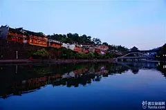 天门山的游览是胆色、眼力与体力的考验。玻璃栈道如何泰然通过，崎岖的盘山公路怎样抓...