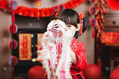中国女婴穿着传统服装庆祝中国新年