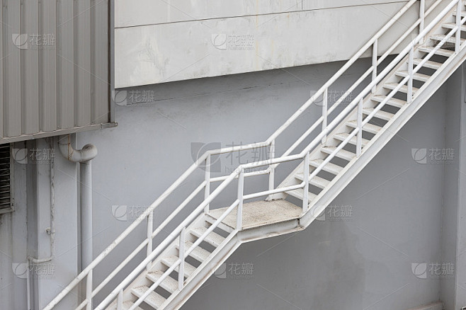 防火梯钢。建筑室外白色金属楼梯。