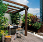 Terraza urbana con pérgola de madera y comedor