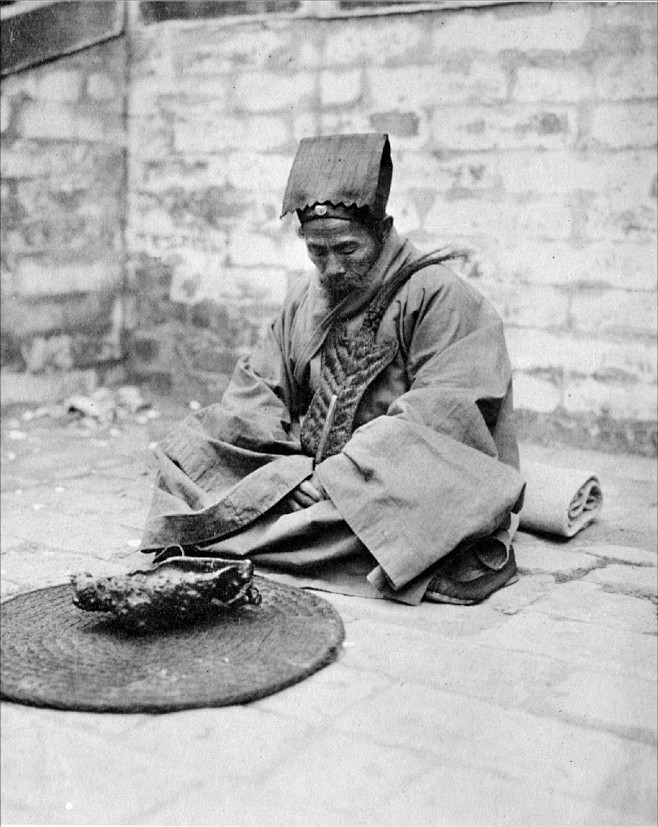 化缘的道士1927北京，他手中的扇子拂尘...