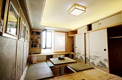 本案地址位于昌平区小汤山的金科王府小区，温泉入户，低密度小高层公寓结构。 业主是两位中年夫妇带一个女儿的三口之家，根据户型及业主的喜好需求，本套案例定为简欧风格。 整体风格的色彩以米黄色、银色、白色相互搭配。材质方面主要运用了仿玉石瓷砖大理石、欧式壁纸等。